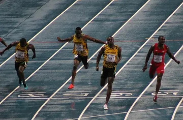 Дъжд спря Болт за титла с рекорд в Москва