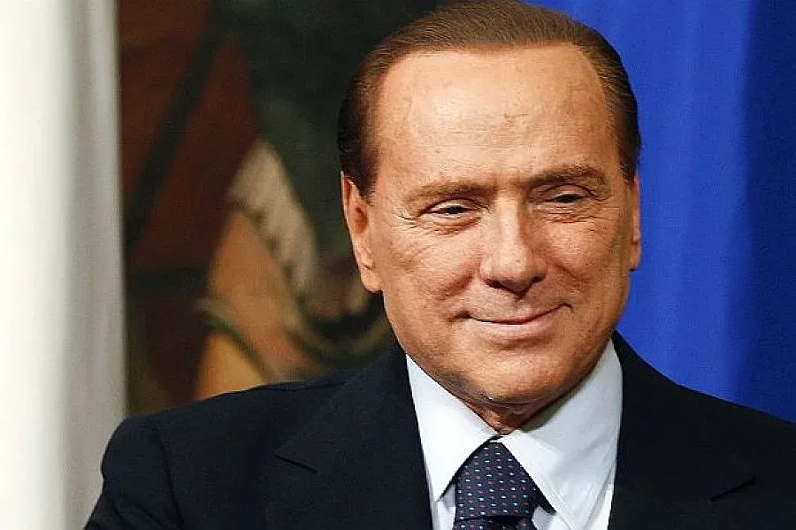  Шоумен защитава Берлускони с вицове