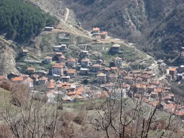 В Долно Осеново живеят в страх заради опасно свлачище