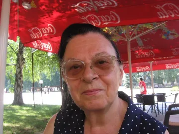 Поетеса дебютира на 75