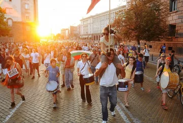 Протестиращи поддържат огъня на демонстрациите