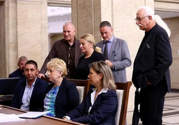 "Има смисъл" се регистрира в ЦИК. Предрича кратък нов парламент