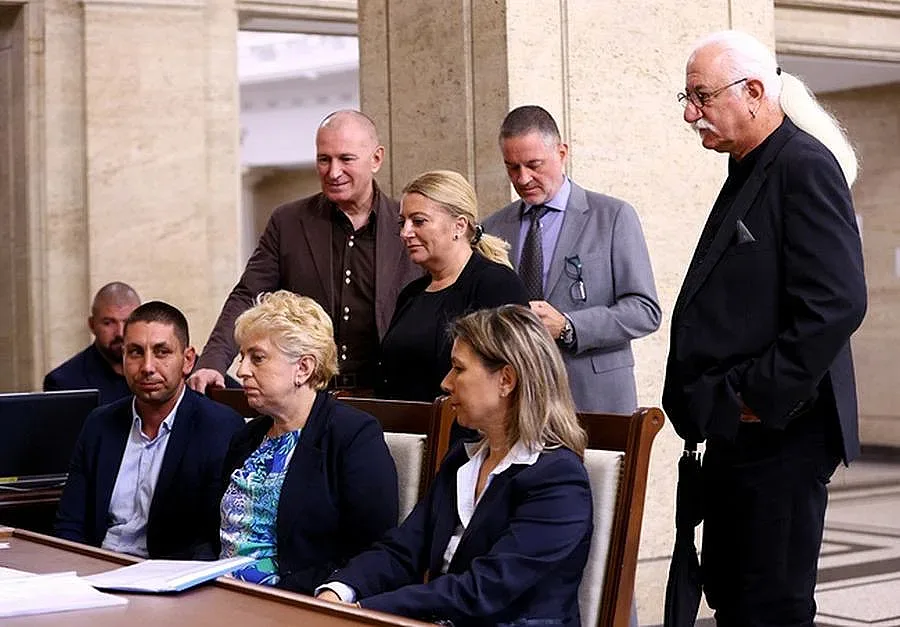 "Има смисъл" се регистрира в ЦИК. Предрича кратък нов парламент