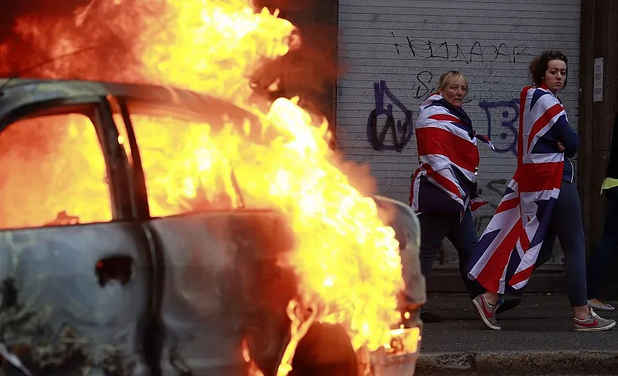 Насилие рани 56 полицаи в Белфаст