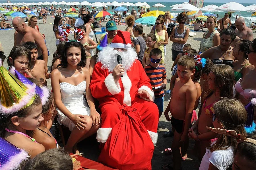 Дядо Коледа нагъва цаца в Бургас