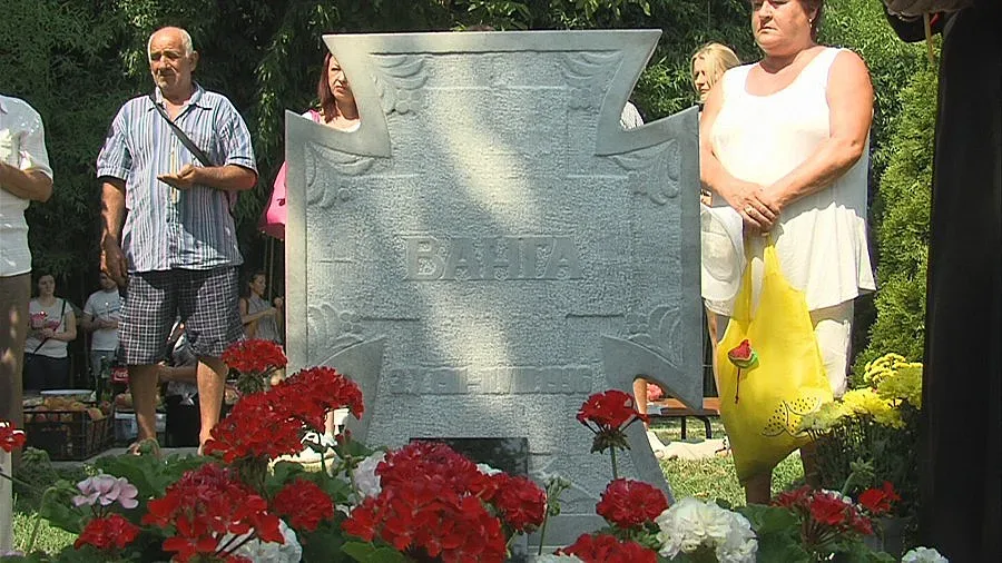 Жегата не спря миряни от цяла България да почетат Ванга