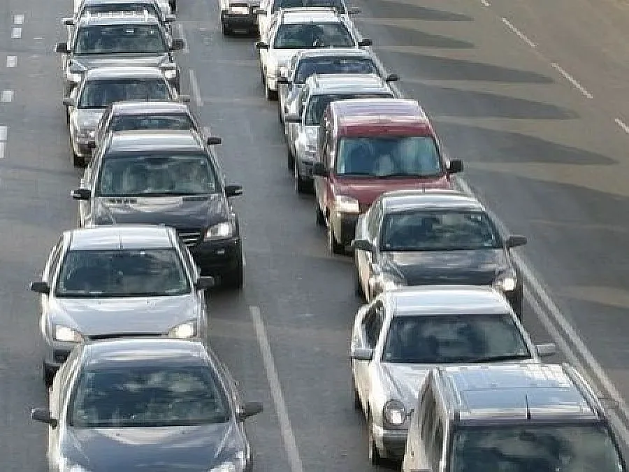 Колона от коли чака да стигне Бургас