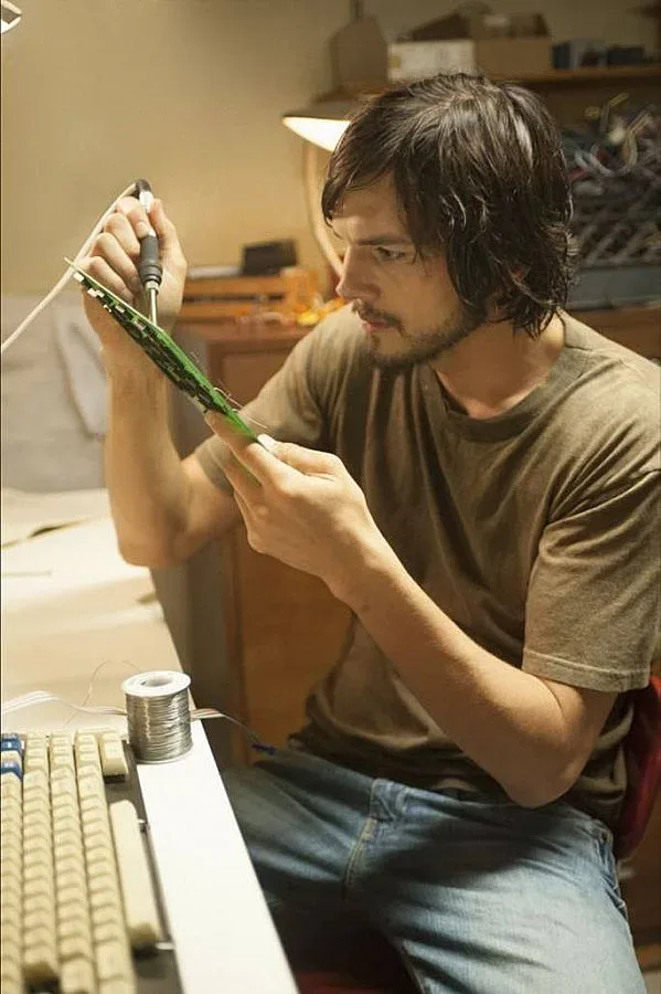 Кътчър се учи от Джобс