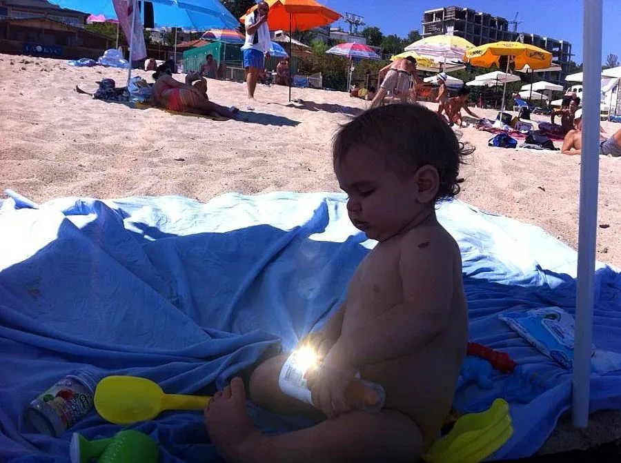 Лечев-младши се учи да плува