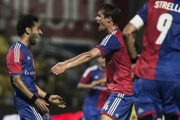 Мишел Платини стряска "Базел"