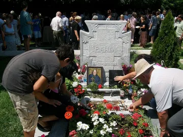 Миряни окупират Рупите заради помен за Ванга