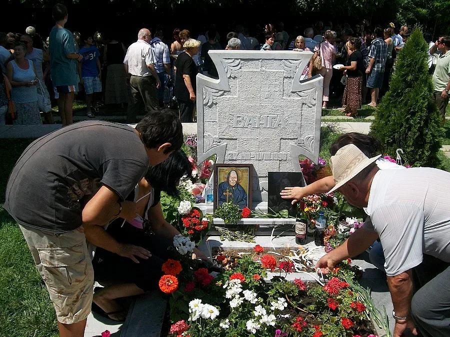 Миряни окупират Рупите заради помен за Ванга