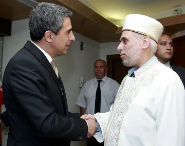 Бели цветя и фурми отрупаха трапезата