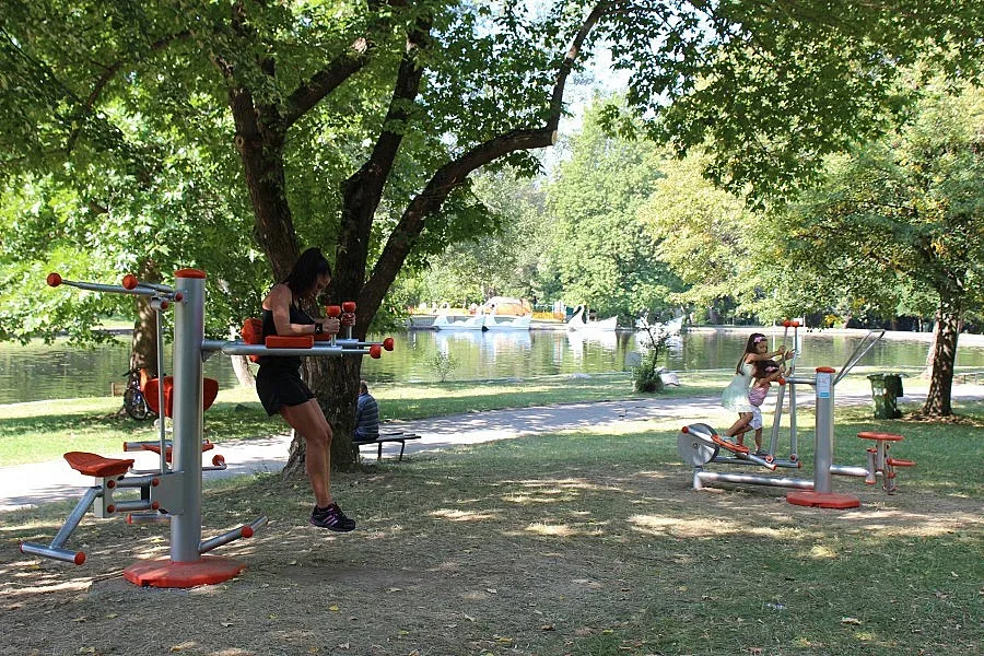 Деца и възрастни на фитнес на открито в Благоевград