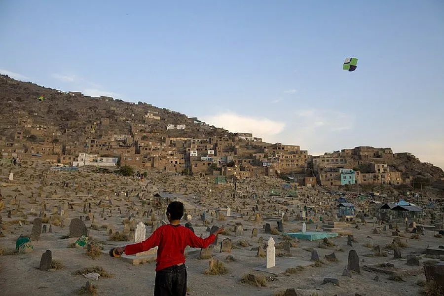 Минимум 14 жертви при експлозия на гробище в Афганистан