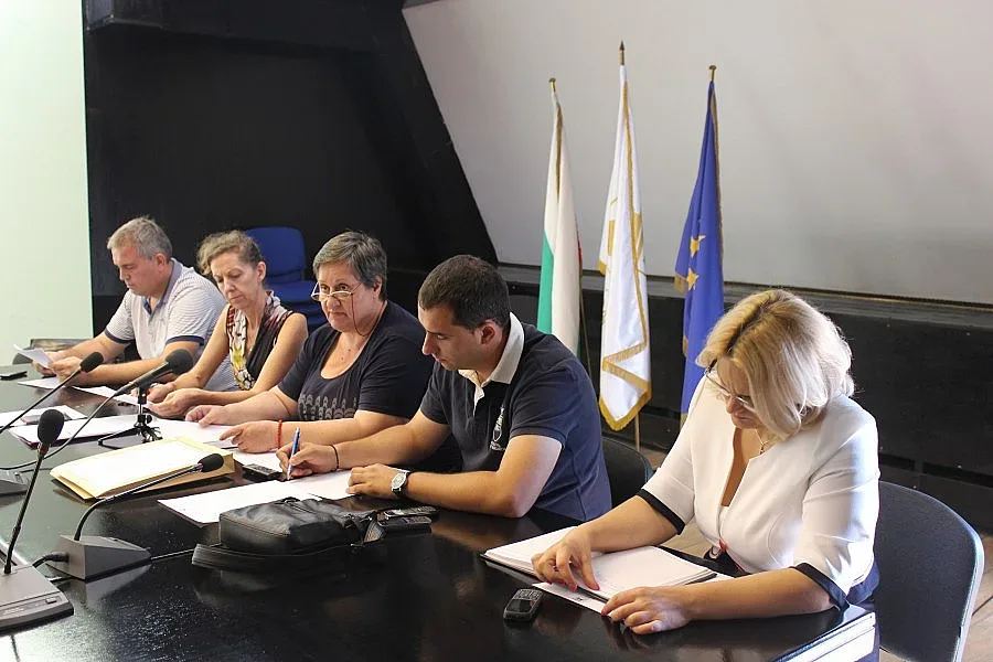 Две фирми в битка за ремонт на селски улици