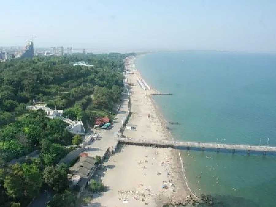 Дядо Коледа и Снежанка паркират с шейна на плажа в Бургас