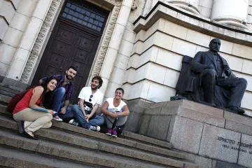 Младите висшисти с по-ниски заплати