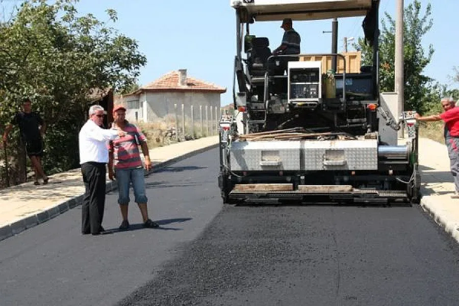 Ремонтират над 2 км улици в момчилградсото село Прогрес
