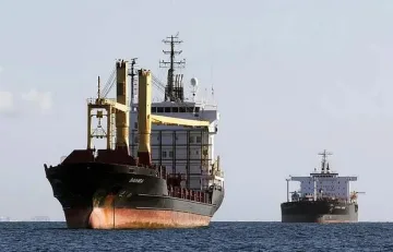 Търговският дефицит на САЩ се сви до рекордно ниво