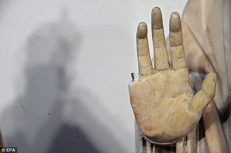 Турист счупи 600-годишна статуя във Флоренция