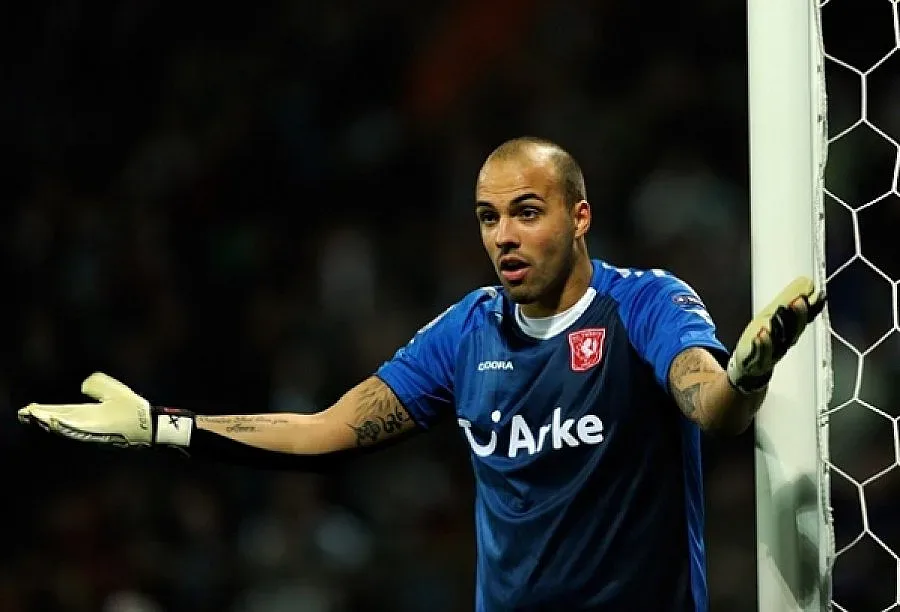 Ники се кротна под балкона на Жулиета