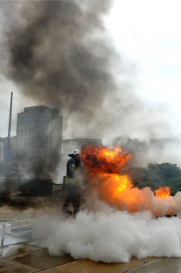 Пожари изпепелиха магазин и плевня