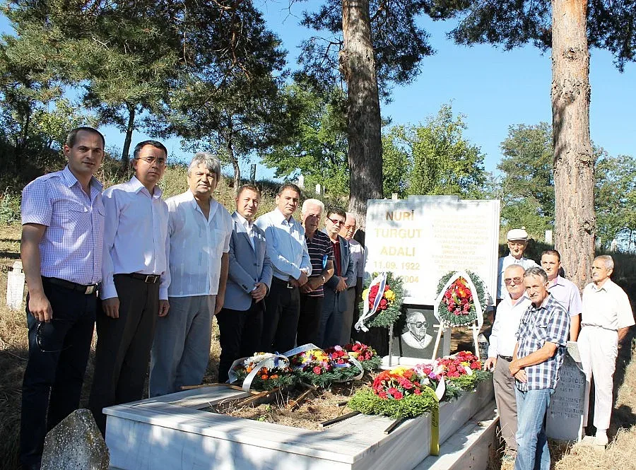 Политици и общественици почетоха паметта на Нури Адалъ
