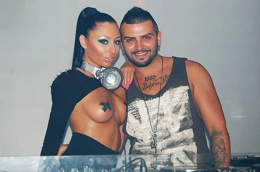 Гола диджейка ще миксира на бургаския плаж