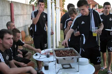 "Партизан" загряха с барбекю, пиячка и торта