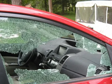 Полудял столичанин натроши с юмруци кола на перничанка