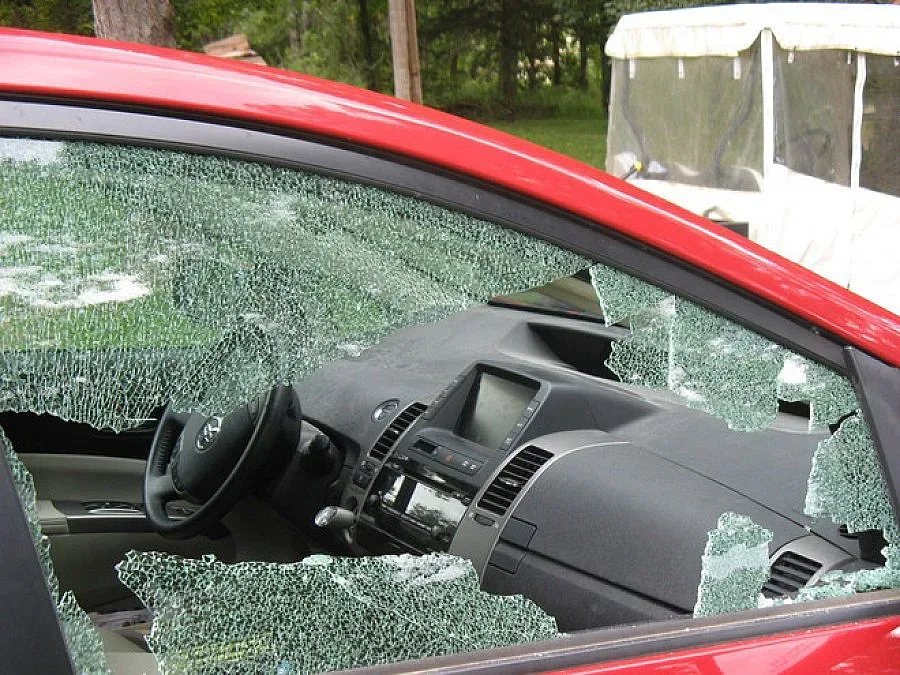 Полудял столичанин натроши с юмруци кола на перничанка