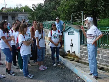 Преписват на ръка "История славянобългарска"