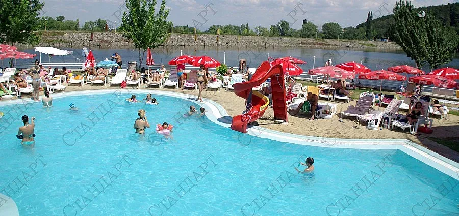 На басейн със сандвич