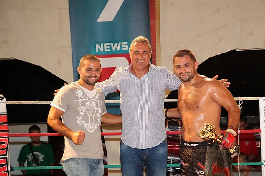 Близнака счупи ребро на конгоанец в бойно шоу