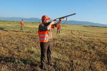 Сто ловци се пробват на състезание преди сезона