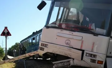 Влак се вряза в автобус в Хърватия