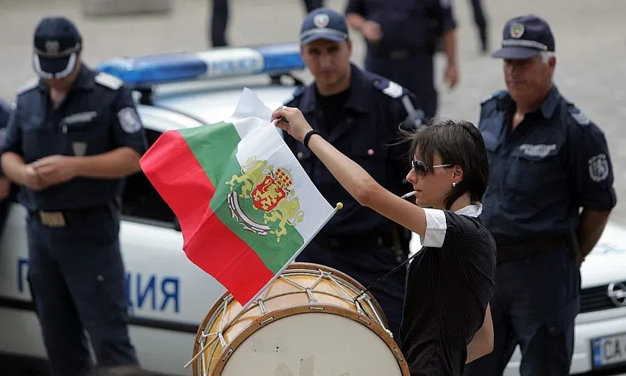 На живо: Протест в основата на депутатската ваканция