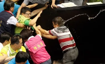 Спор за АЕЦ предизвика бой в парламента в Тайван