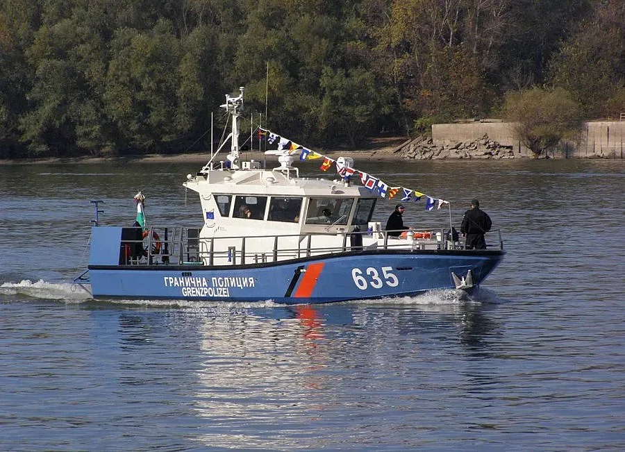 Полицаи и 58-годишен рибар от Русе спасиха давещи се французи