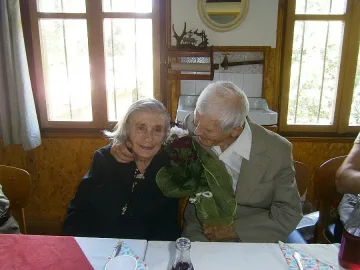 101-годишен дядо черпи с ракия за ЧРД