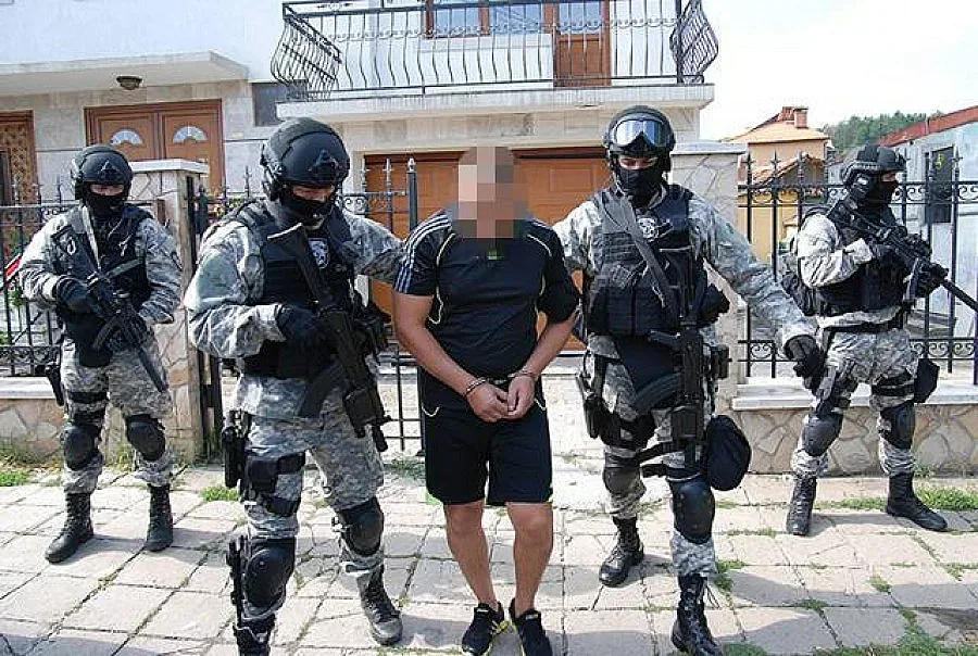 15 ареста за три убийства