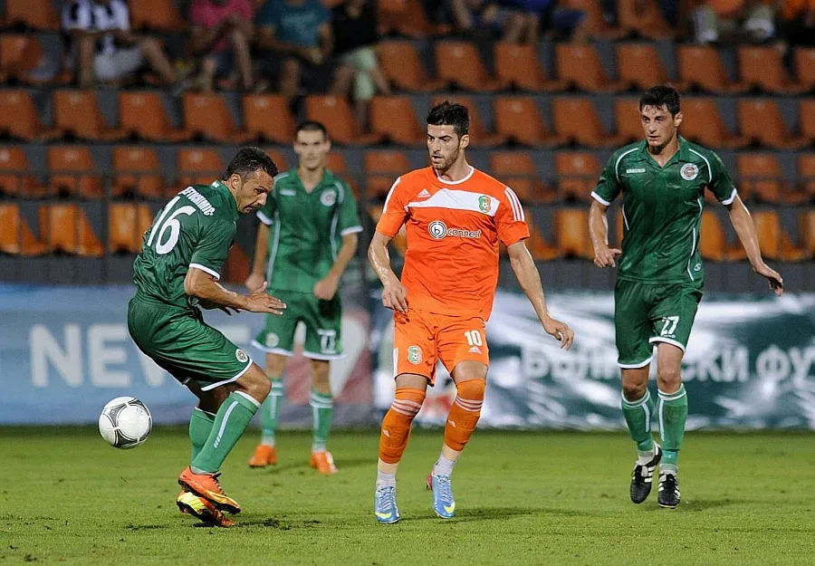 Агент 007 и пари в "Нафтата"