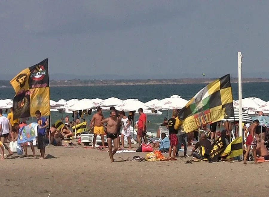 В Бургас и сервитьорките станаха от "Ботев" (Пд)