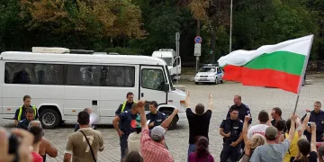 Половината българи следят протестите