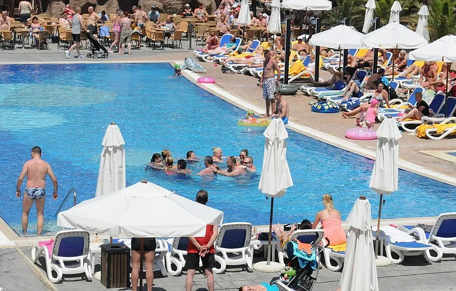 Инспектори затвориха два басейна