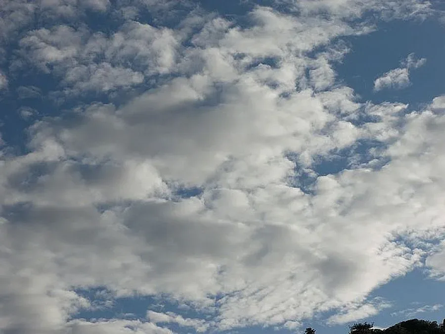 Времето утре: разкъсана облачност, температури между 28° и 33°