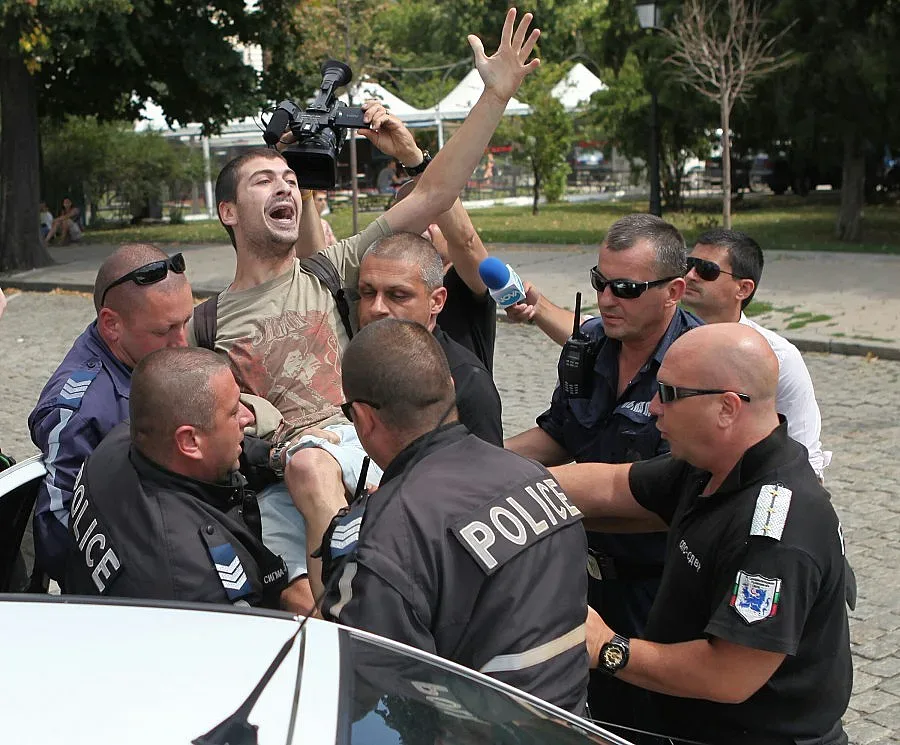 Протестът изпрати депутатите на море 