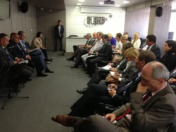 Борисов пред посланици: Хората няма да издържат