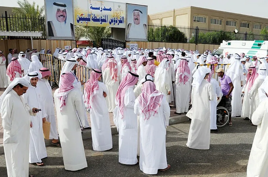 Емирът на Кувейт помилва осъдени за обида на монарха